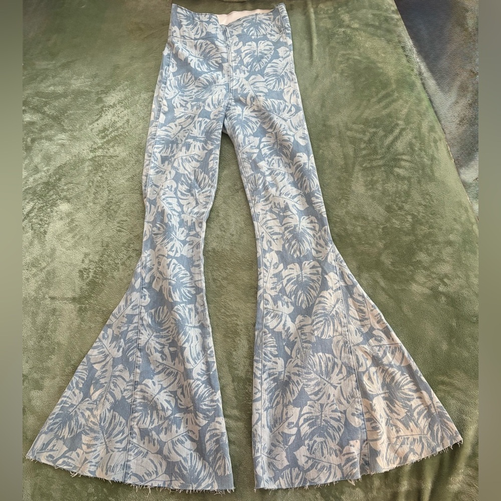 Show Me Your MuMu Berkeley Bells XS Tropical Monstera Print High Rise Flare